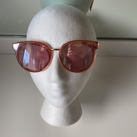 2 FUN Tinted Sunglasses & Case: KISS LIP Shape Wire Frame & Large Plastic Frame - Picture 6 of 10